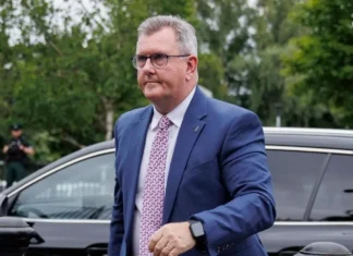 L’ex leader del Partito democratico unionista dell’Irlanda del Nord Jeffrey Donaldson è stato dichiarato colpevole di diciotto reati sessuali contro minori, tra cui stupro