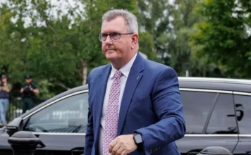 L’ex leader del Partito democratico unionista dell’Irlanda del Nord Jeffrey Donaldson è stato dichiarato colpevole di diciotto reati sessuali contro minori, tra cui stupro