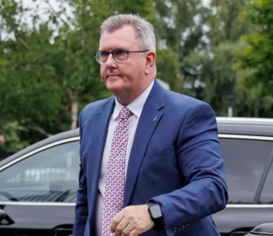 L’ex leader del Partito democratico unionista dell’Irlanda del Nord Jeffrey Donaldson è stato dichiarato colpevole di diciotto reati sessuali contro minori, tra cui stupro