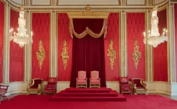 Re Carlo III e la Regina Camilla non torneranno a vivere a Buckingham Palace: i motivi economici dietro la decisione