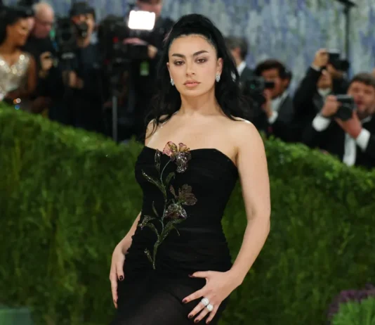 Charli XCX annuncia il suo nuovo album “Music, Fashion, Film” (e ingaggia Martin Scorsese per la copertina)