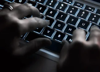 ChatGPT genera immagini violente e sessualizzate in autonomia, OpenAI risponde ChatGPT Immagini Violente - Photo Credits The Canadian Press (modificato con Canva)