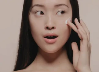 Viaggio in Oriente: l’ossessione coreana per la pelle chiara dove affonda le radici? Corea Pelle - Photo Credits Vanity Fair (modificato con Canva)