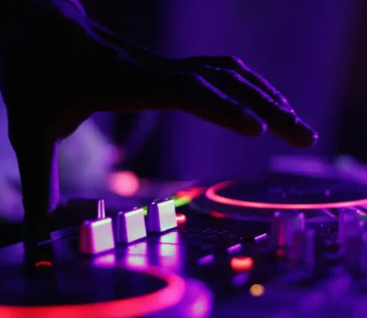 Noto DJ di Ibiza accusato di traffico internazionale di droga: era la «mente» dietro le operazioni DJ Ibiza Droga - Photo Credits Snap Italy