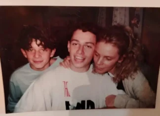 Fabri Fibra accusa la famiglia di averlo ostacolato, il fratello Nesli gli indirizza una lettera pubblica sui social