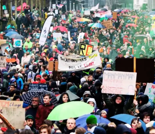 Crisi climatica, riduzione drastica dei Fondi verdi: Francia accusata di negare il problema Francia Crisi Climatica - Photo Credits Contropiano (Modificato con Canva)