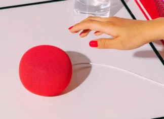 Arriva Google Home Speaker, l’aiutante domestico basato sull’IA: cosa cambia? Google Home Speaker - Photo Credits 9to5Google (modificato con Canva)