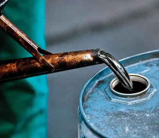 Crisi energetica e aumento dei prezzi del petrolio: cosa abbiamo imparato? Secondo Greenpeace, poco Greenpeace Petrolio - Photo Credits AdHoc News Quotidiano