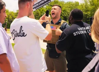 Texas, Jake Lang arrestato con l’accusa di minacce terroristiche: cos’è successo? Jake Lang Arrestato - Photo Credits CBS News (modificato con Canva)