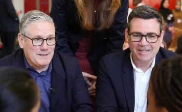 Keir Starmer e Andy Burnham si sono incontrati: gelo e risentimento tra il premier uscente e il suo probabile successore