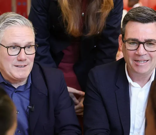 Keir Starmer e Andy Burnham si sono incontrati: gelo e risentimento tra il premier uscente e il suo probabile successore