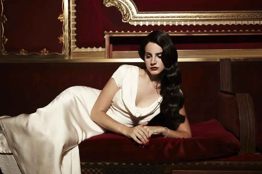 Lana Del Rey in un video musicale.