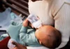 Allarme botulismo infantile: la FDA annuncia il ritiro volontario di un latte artificiale biologico Latte Botulismo - Photo Credits TheBump.com (modificato con Canva)