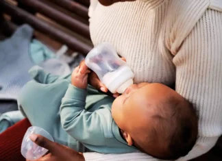 Allarme botulismo infantile: la FDA annuncia il ritiro volontario di un latte artificiale biologico Latte Botulismo - Photo Credits TheBump.com (modificato con Canva)