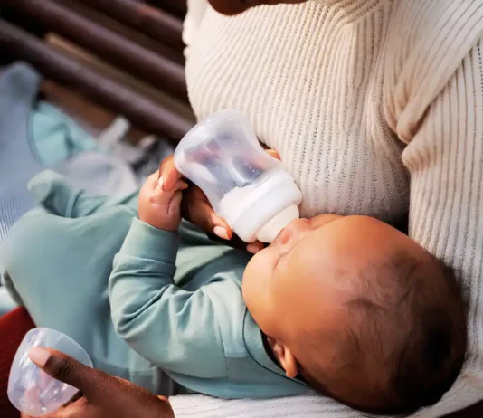 Allarme botulismo infantile: la FDA annuncia il ritiro volontario di un latte artificiale biologico Latte Botulismo - Photo Credits TheBump.com (modificato con Canva)