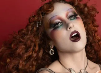 Chappell Roan è la nuova regina di MAC Viva Glam (e questa collezione sembra uscita da un sogno medieval-pop)