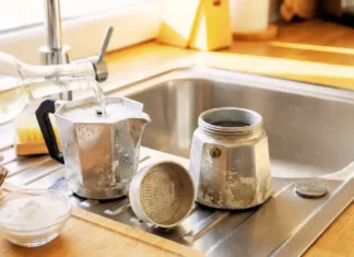 Pulizia della moka, sfatiamo i falsi miti su lavastoviglie e sapone: fa davvero male alla salute? Moka Pulizia - Photo Credits TriesteNotizie