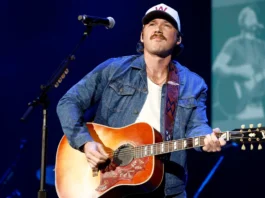 Pochi giorni dopo aver ribaltato (e rotto) un pianoforte, Morgan Wallen ha lanciato il telefono di un fan