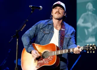 Pochi giorni dopo aver ribaltato (e rotto) un pianoforte, Morgan Wallen ha lanciato il telefono di un fan
