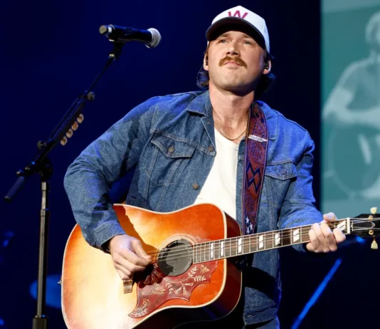 Pochi giorni dopo aver ribaltato (e rotto) un pianoforte, Morgan Wallen ha lanciato il telefono di un fan