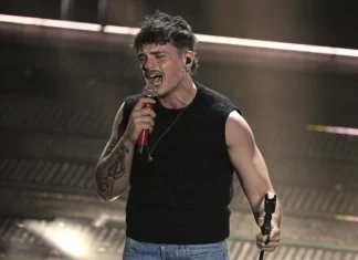 Olly torna a cantare nella sua Genova e annuncia un tour negli stadi: la scaletta del concerto