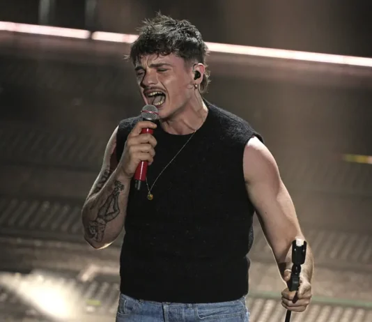 Olly torna a cantare nella sua Genova e annuncia un tour negli stadi: la scaletta del concerto