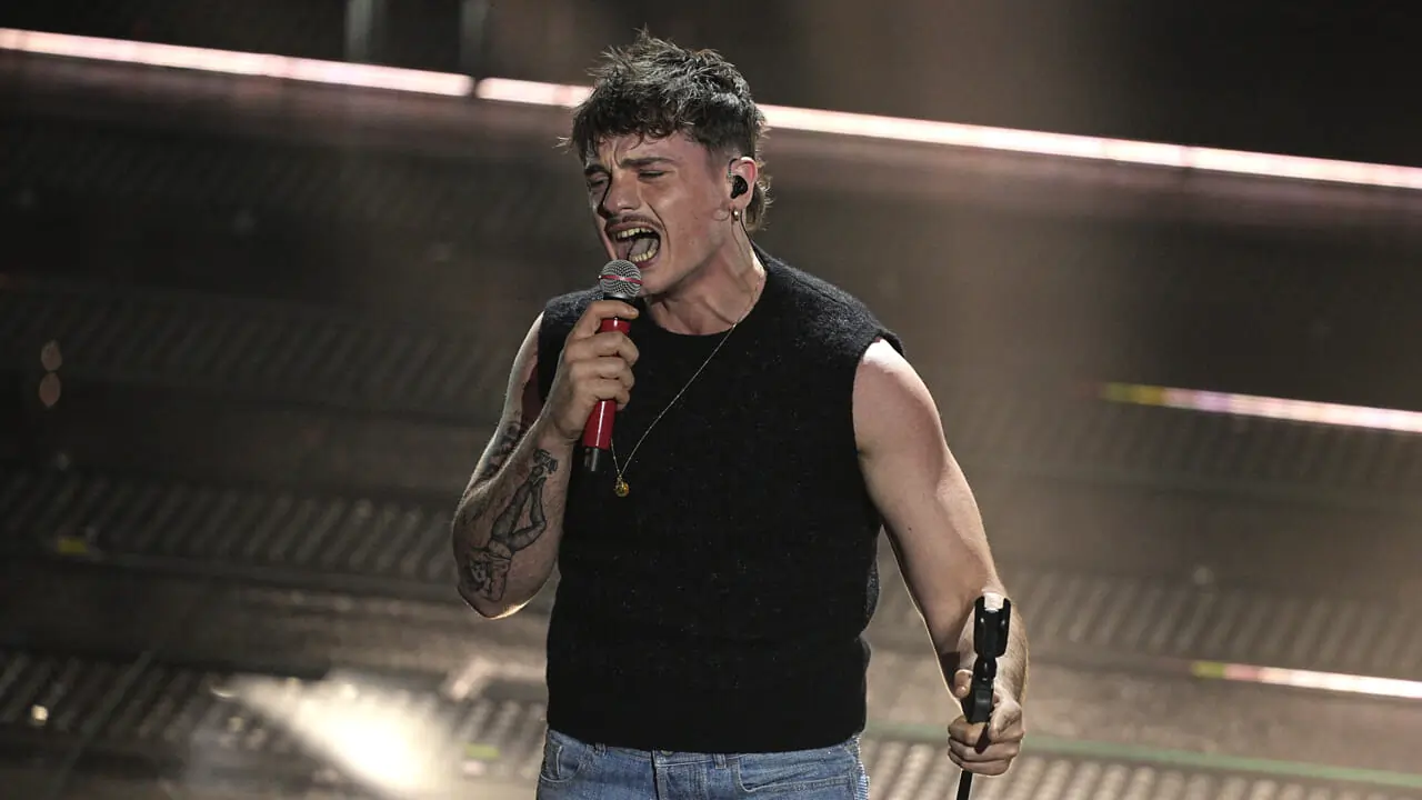 olly torna a cantare nella sua genova e annuncia un tour negli stadi la scaletta del concerto da Metropolitanmagazine.it olly torna a cantare nella sua genova e annuncia un tour negli stadi la scaletta del concerto