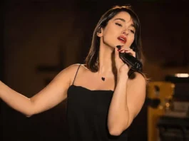 La cantante iraniana Parastoo Ahmadi è stata condannata a 74 frustate per aver cantato senza hijab