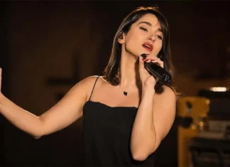 La cantante iraniana Parastoo Ahmadi è stata condannata a 74 frustate per aver cantato senza hijab