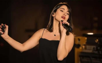 La cantante iraniana Parastoo Ahmadi è stata condannata a 74 frustate per aver cantato senza hijab
