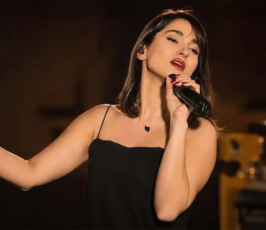 La cantante iraniana Parastoo Ahmadi è stata condannata a 74 frustate per aver cantato senza hijab