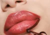 Maybelline lancia la sua matita labbra peel-off (e sì, sarà il prossimo beauty trend virale di TikTok)