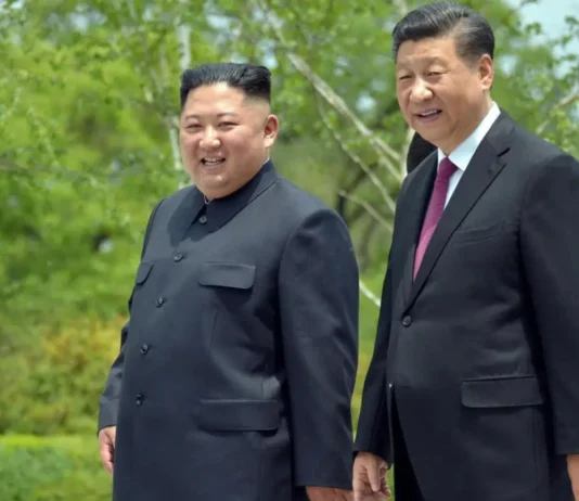 Il presidente della Cina, Xi Jinping, è arrivato in Corea del Nord per il vertice con Kim (per la prima volta dopo 7 anni)