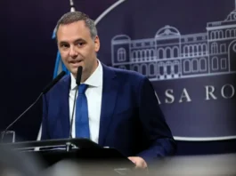 Manuel Adorni, capo di gabinetto del governo di Javier Milei, ha annunciato le proprie dimissioni