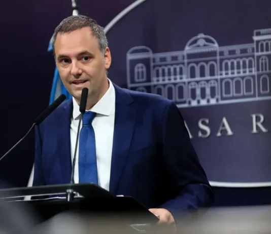 Manuel Adorni, capo di gabinetto del governo di Javier Milei, ha annunciato le proprie dimissioni