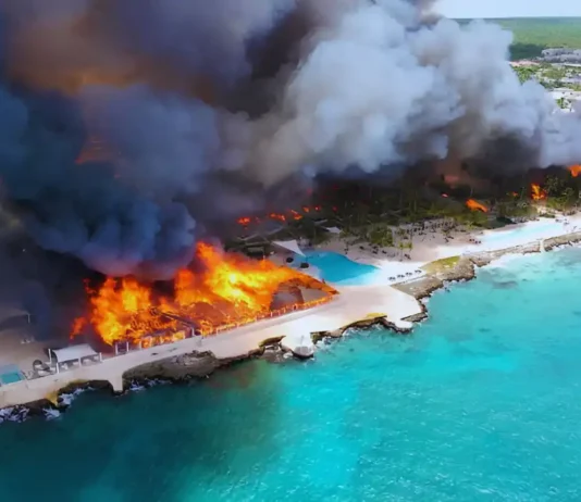 Resort in fiamme nella Repubblica Dominicana: morta una turista italiana, 1.700 gli evacuati Resort Incendio - Photo Credits La Stampa (modificato con Canva)