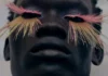 Alla Paris Fashion Week il beauty diventa arte: tra ciglia bianche, farfalle tra i capelli e acconciature aliene, le sfilate uomo SS27 hanno detto addio al “makeup invisibile”