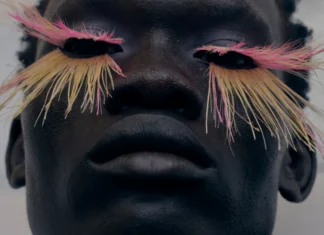 Alla Paris Fashion Week il beauty diventa arte: tra ciglia bianche, farfalle tra i capelli e acconciature aliene, le sfilate uomo SS27 hanno detto addio al “makeup invisibile”