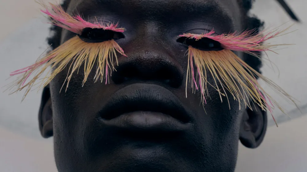alla paris fashion week il beauty diventa arte tra ciglia bianche farfalle tra i capelli e acconciature aliene le sfilate uomo ss27 hanno detto addio al makeup invisibile da Metropolitanmagazine.it alla paris fashion week il beauty diventa arte tra ciglia bianche farfalle tra i capelli e acconciature aliene le sfilate uomo ss27 hanno detto addio al makeup invisibile
