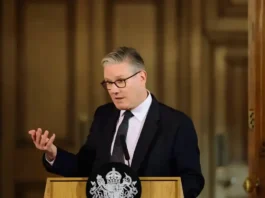 UK, stop ai social sotto i 16 anni. L’annuncio del premier Starmer: «Rendono i bambini infelici» Starmer Social - Photo Credits AGI (modificato con Canva)