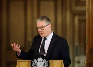 UK, stop ai social sotto i 16 anni. L’annuncio del premier Starmer: «Rendono i bambini infelici» Starmer Social - Photo Credits AGI (modificato con Canva)