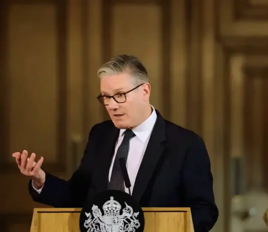 UK, stop ai social sotto i 16 anni. L’annuncio del premier Starmer: «Rendono i bambini infelici» Starmer Social - Photo Credits AGI (modificato con Canva)