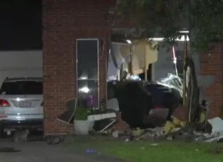 Texas, Tesla si schianta contro una casa e uccide un’anziana: aperta indagine federale sulla guida autonoma Tesla Incidente - Photo Credits CBS News