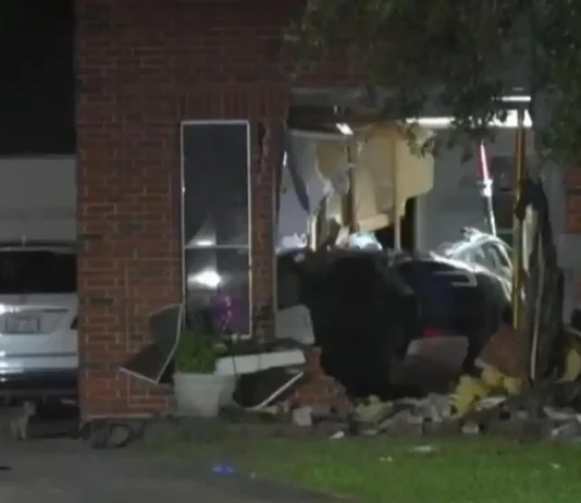 Texas, Tesla si schianta contro una casa e uccide un’anziana: aperta indagine federale sulla guida autonoma Tesla Incidente - Photo Credits CBS News
