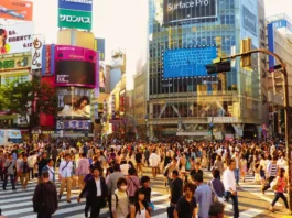 Tokyo, rischio di multe immediate per chi getta rifiuti a terra: «L’assenza di cestini non è una scusa» Tokyo Multe - Realizzato con Canva