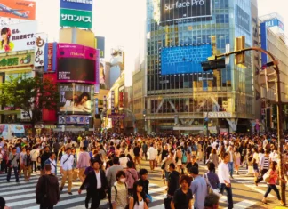 Tokyo, rischio di multe immediate per chi getta rifiuti a terra: «L’assenza di cestini non è una scusa» Tokyo Multe - Realizzato con Canva