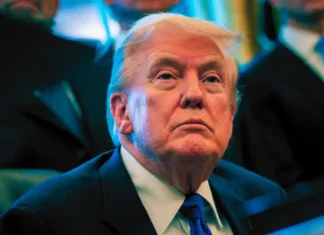 Stretta sull’immigrazione negli USA, un giudice si oppone: «Le misure sono illegittime» Trump Immigrazione - Photo Credits QuiFinanza (modificato con Canva)