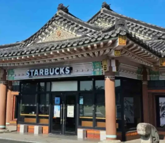 Dopo la polemica del mese scorso, Starbucks ha imposto a tutti i dipendenti in Corea del Sud di seguire un corso di formazione su «consapevolezza storica e sensibilità sociale»