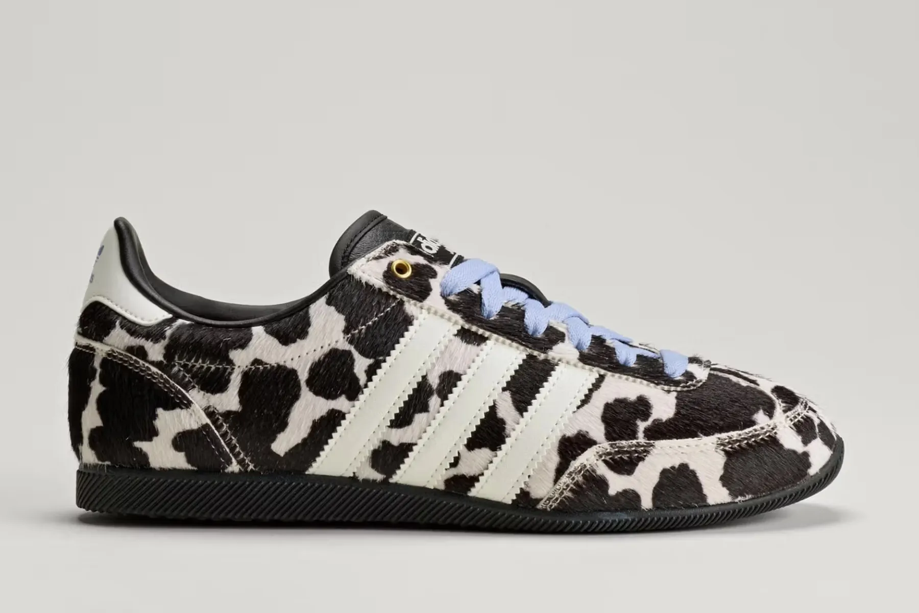 altro che leopardato adidas scommette sulla cow print e trasforma tre sneaker iconiche nelle scarpe pi249 cool dell8217estate da Metropolitanmagazine.it altro che leopardato adidas scommette sulla cow print e trasforma tre sneaker iconiche nelle scarpe pi249 cool dell8217estate
