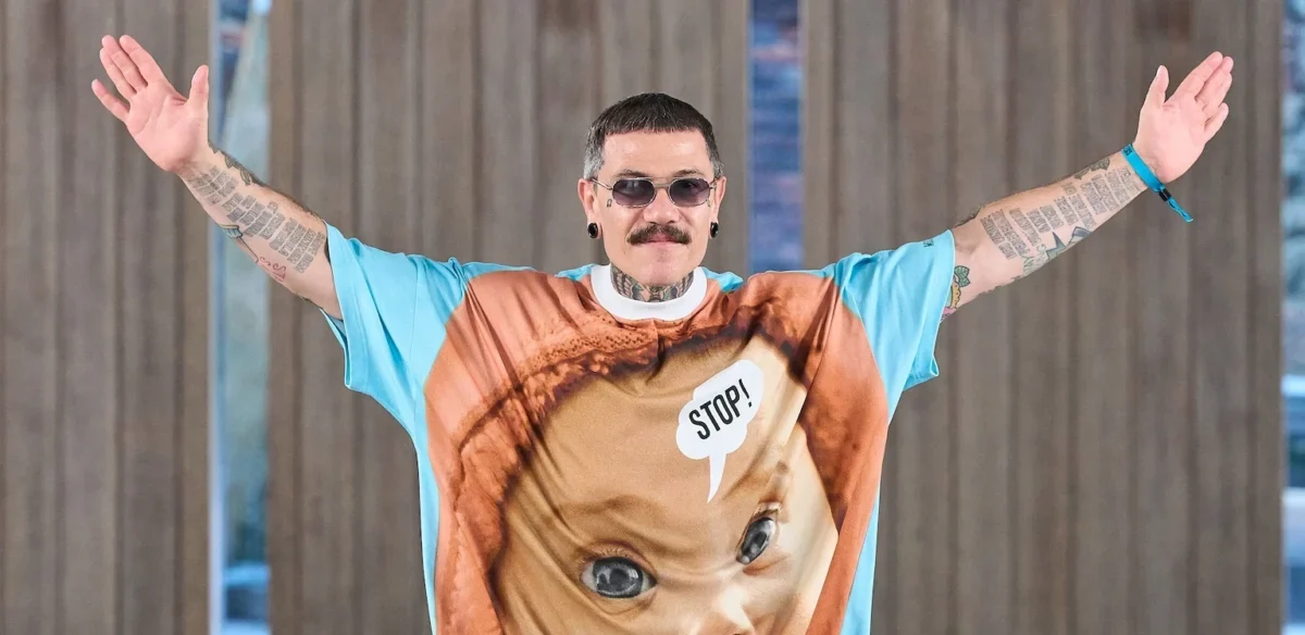 adrian appiolaza saluta moschino dopo due anni da Metropolitanmagazine.it adrian appiolaza saluta moschino dopo due anni